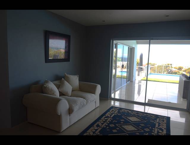 5 BEDROOM HOUSE FOR SALE IN JEFFREYS BAY CENTRAL